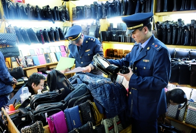 1452240020993796.jpg 海淀工商突查商标侵权商场.jpg