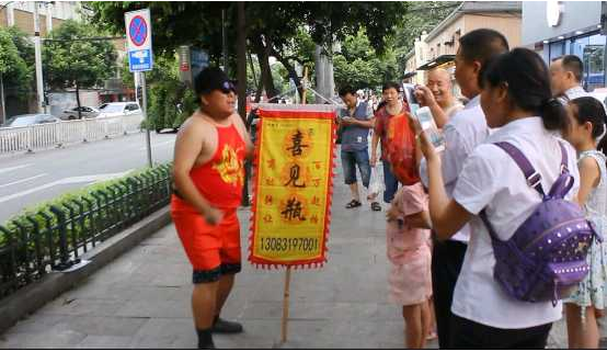 惊！男子竟穿肚兜街头叫卖百万注册商标转让 ！